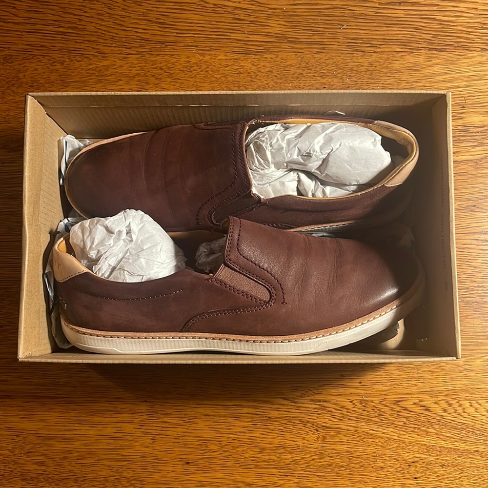 Brown leather Sperry loafer. Like new condition, no signs of wear. Size 9.